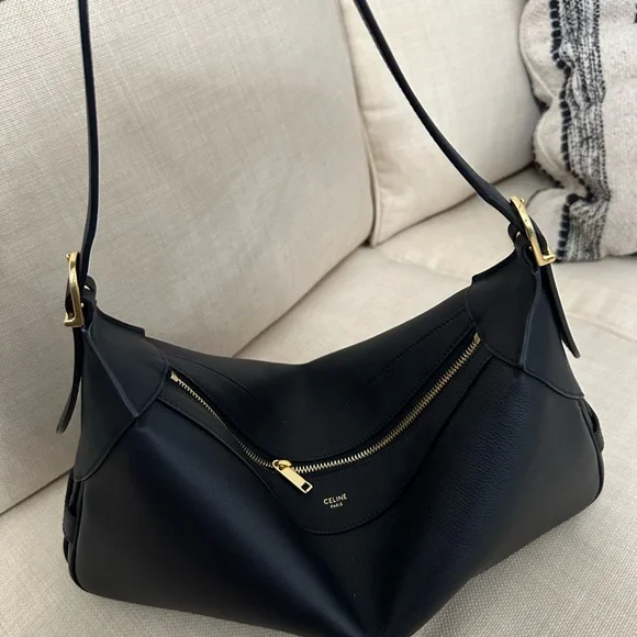 Elegant Black Leather Handbag - Picture 9 of 16